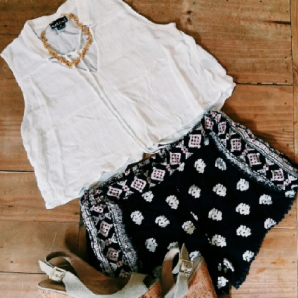 Host Pick💕White Boho Crop Top - Picture 2 of 2